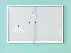 Binnenvitrine Magneethoudend 67x127x6,5cm schuifdeur plexiglas