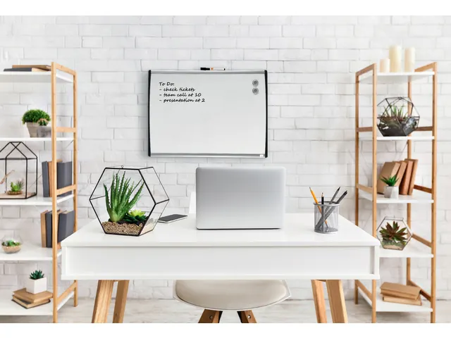 Nobo droog uitwisbaar whitebord met gewelfde lijst 58.5x43cm