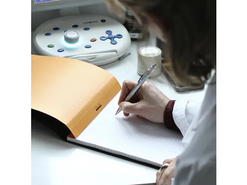 Schrijfblok Rhodia A5 lijn 80 vel 80gr met kantlijn oranje