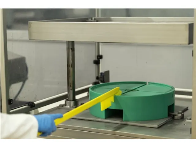 Vikan Hygiene precisieborstel lange steel 600mm medium vezels Geel