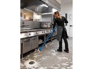 Vikan Hygiene luiwagen met waterdoorvoer zwart extra hard 270mm - 5