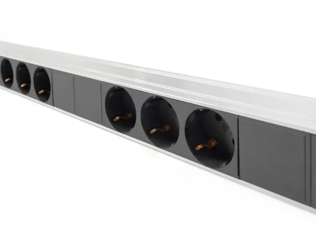 Stekkerdoos 18-voudig, 42U verticaal, alu, 2x16A met stroomonderbreker