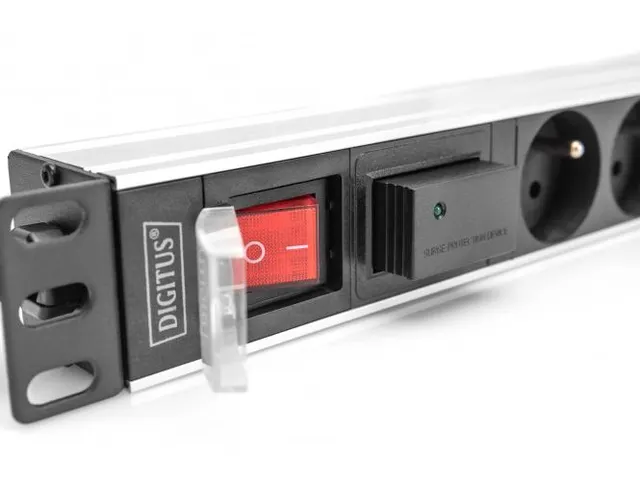 1HE aluminium stekkerdoos met schakelaar 7x CEE 7/5 2m voedingskabel