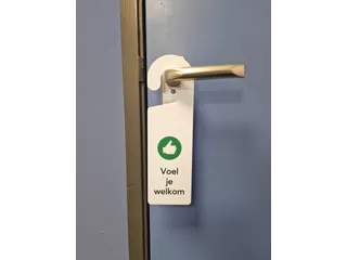 Kunststof deurhanger 250x75mm Voel je welkom - Nu even niet Wit - 7