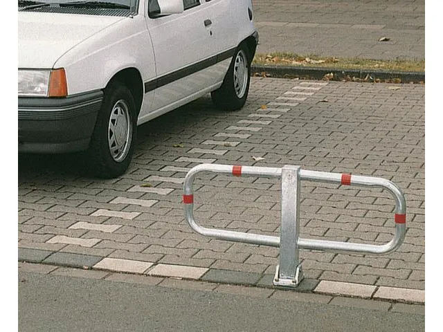 Barrière de parking rabattable acier lxH utiles 950x450mm à sceller