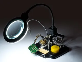 Derde Hand Met Vergrootglas En Soldeertools - 3