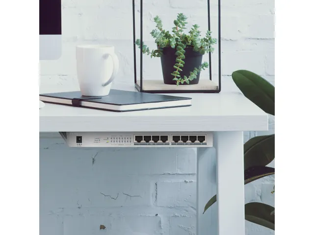 8 x RJ-45 10/100/1000, PoE, 240 x 105 x 26 mm, 610g