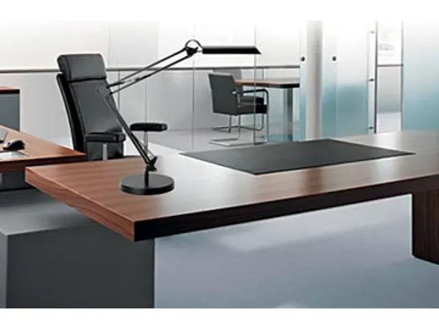 LED bureaulamp Swingo 2.0, Zwart dimbaar