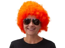 Oranje pruik met krullen