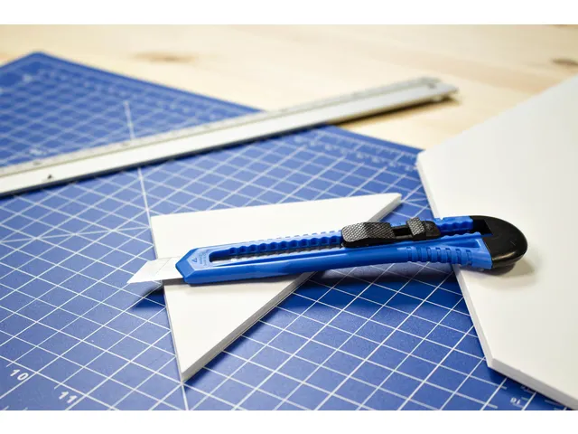 Snijmes Westcott office 18mm met schuifsluiting blauw