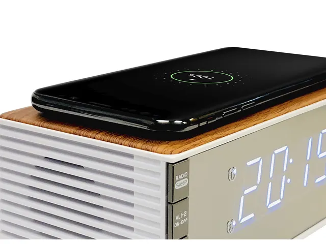 Wekkerradio Technoline WT 487 165x93x80mm hout/zilver met telefoonopla