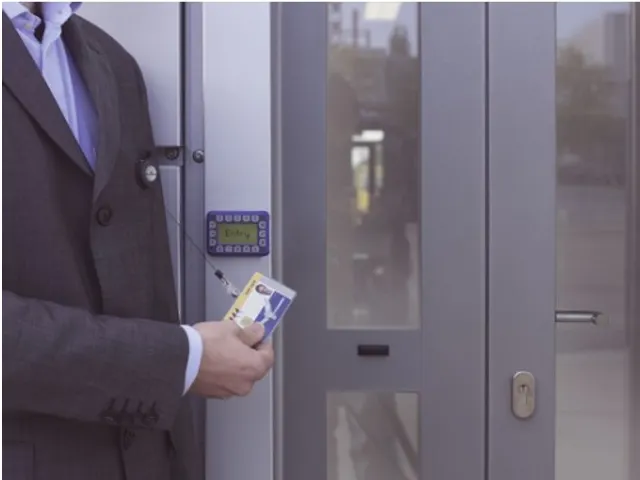 Durable 8016 Naambordje met Afrolmechanisme Voor Bedrijfspas 54x85mm