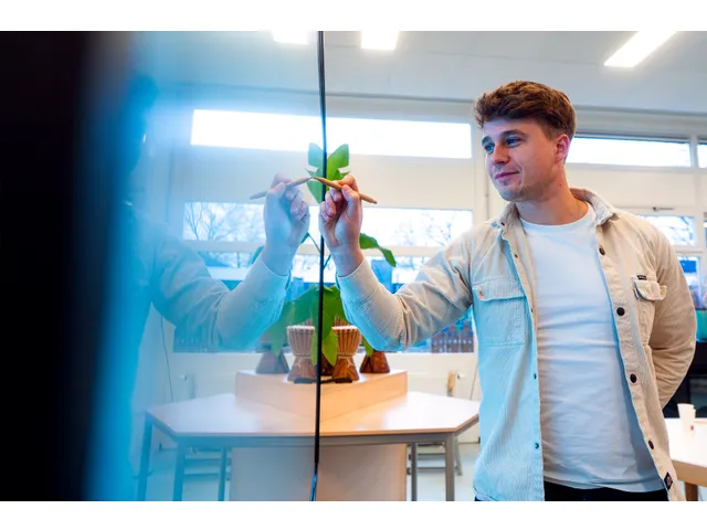 Legamaster Explore 2 Professional Touch Monitor 65 inch met muurbeugel