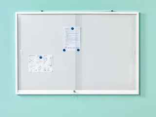 Binnenvitrine Magneethoudend 67x75x6,5cm schuifdeur plexiglas - 1