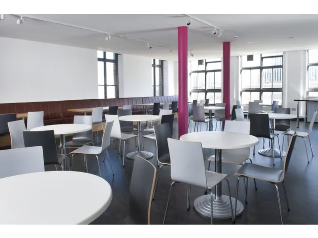 Houten Kuipstoel,4Voeten Ronde Buis Verchroomd,Zitschaal Zwart