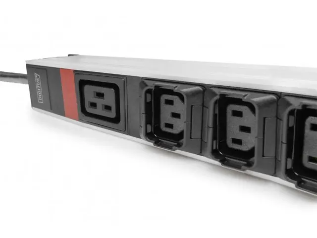IT BASIC PDU 3PH 16A 24xC13 3xC19 Verticaal 3m kabel IEC309 Zwart