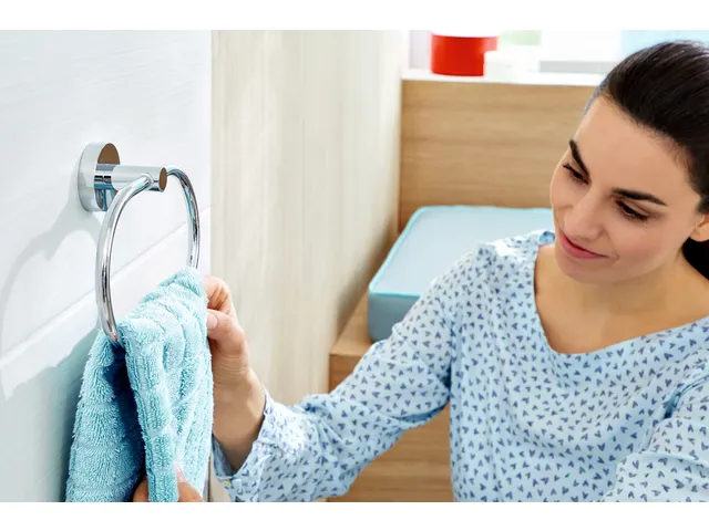 Handdoekring tesa Smooz hoogglans verchroomd metaal zelfklevend