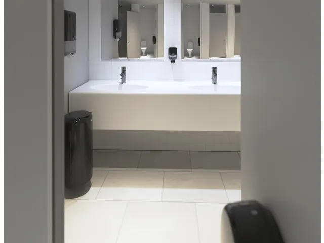 Tork 553008 H3 C-vouw en Z-vouw Handdoek Dispenser Elevation Zwart