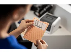 Brother BDE-1J026076-102 voorgestanste labelrol met witte labels van 7