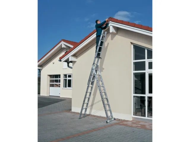 échelle télescopique polyvalente,3x8 échelons,lisse L 2,42-5,25m,al