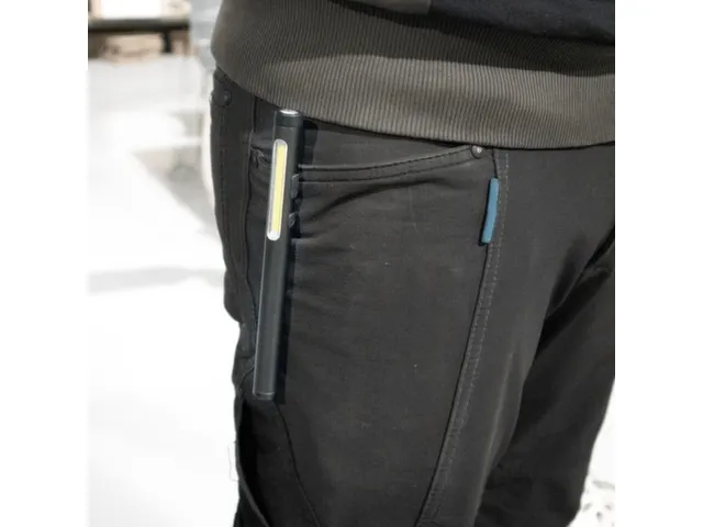 penlamp,behuizing aluminium,LED,200lumen,spot 150lumen,USB,accu