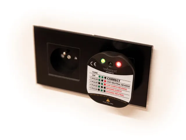 Stopcontactspanningstester Cat II 230 V LED- & Zoemerindicatie