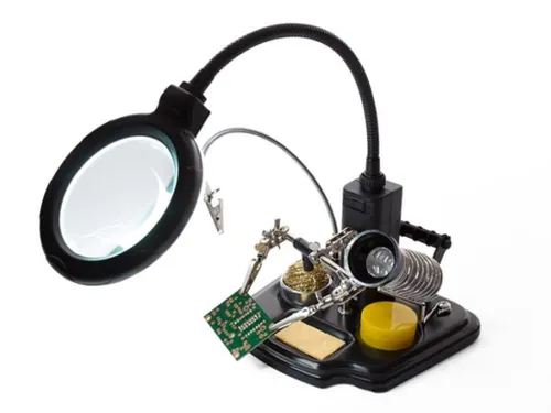 Derde Hand Met Vergrootglas En Soldeertools