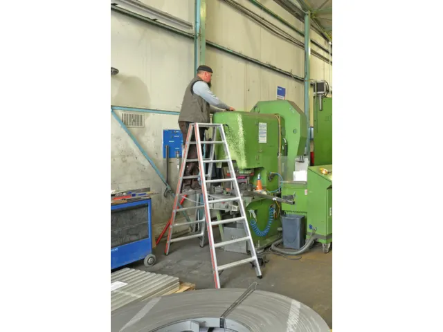 escabeau industriel,double face,2x8marches,Hauteur 1,38m,lisse L 2,05m