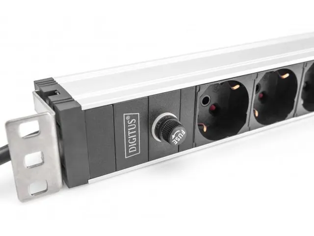 Stekkerdoos met alu profiel +voorzekering 8x Italiaans stopcontact C14