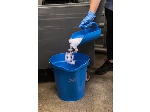 Emmer Vikan met schenktuit en maataanduiding 12L blauw