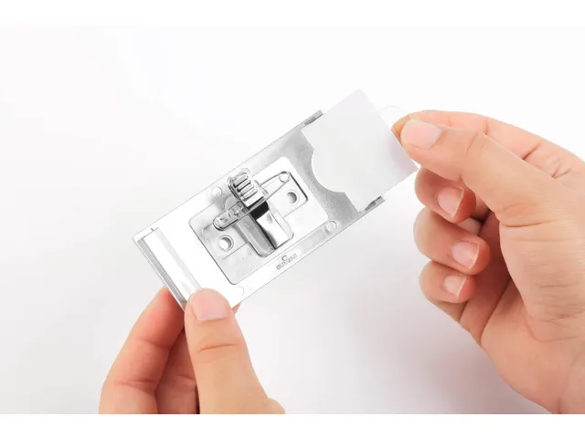 Badge Durable 8542 classic avec aimant 34x74mm gris argenté