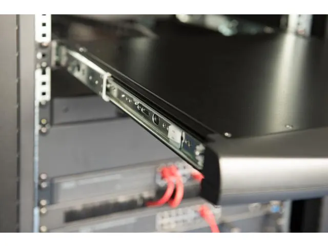 Modulaire HD LCD TFT-console met 8-poorts VGA KVM UK-toetsenbord Zwart