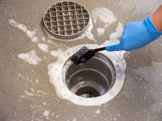 Vikan Hygiene afwasborstel met schraprand medium vezels 280mm zwart