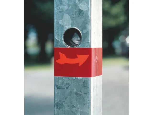 Afzetpaal Vierkant 70x70m Uitneembaar Driekantslot Spitse Kop Wit/Rood