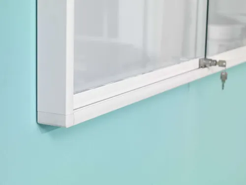Binnenvitrine Magneethoudend 67x127x6,5cm schuifdeur plexiglas