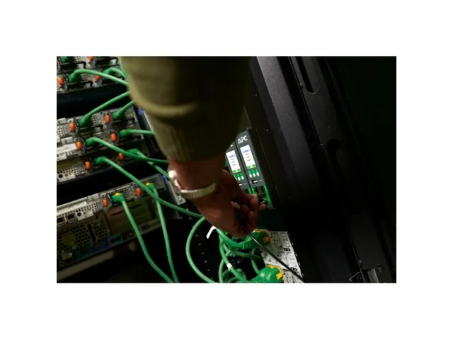 APC NetShelter Rack PDU Advanced, Contrôlé, 3PH, 22,1kW 400V 32A ou