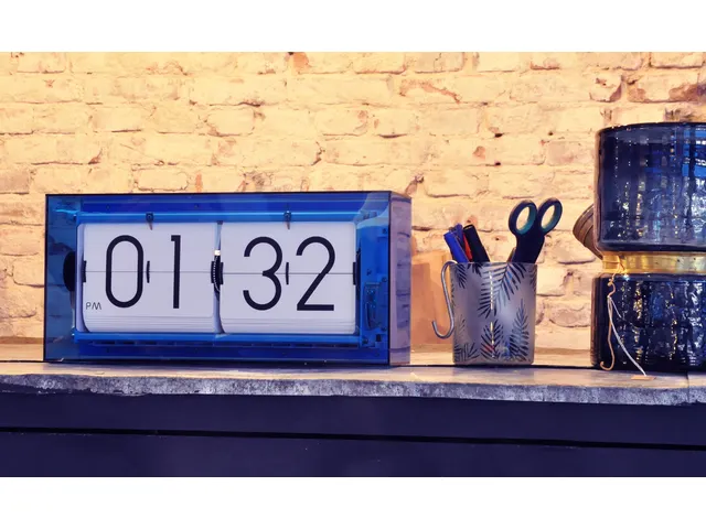 Horloge de table NeXtime 'Big Flip' 36x16,7x8,5cm acrylique bleu