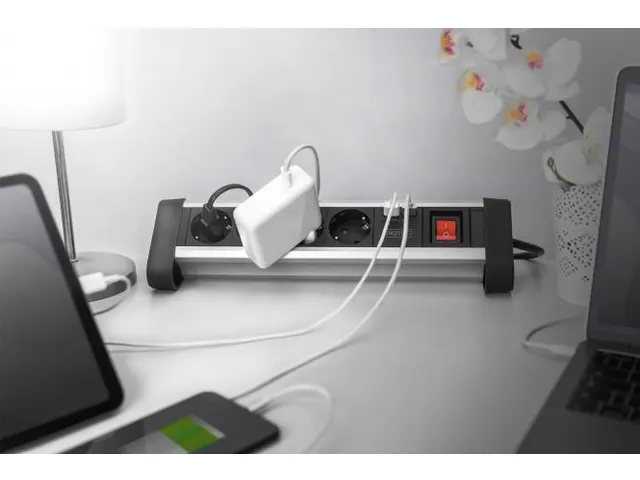 4-voudige kantoorstekkerdoos met 2x USB-poorten USB 5V/2A zwart/zilver