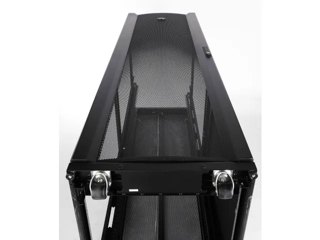 APC AR3100 NetShelter SX 42U 600mm(b) x 1070mm(d) 19 inch IT rack, beh