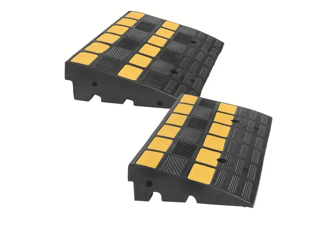 Stoeprand Oprit 150x 600x 360mm 2 Kabelkanalen Elastisch Zwart/Geel