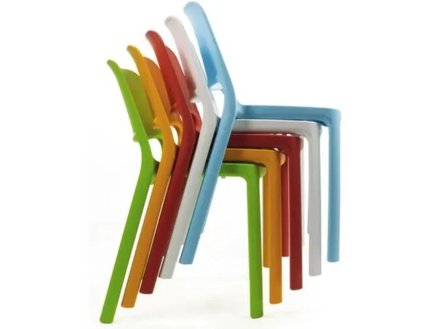 chaise empilable,4 pieds,coque d’assise PP bleu ciel
