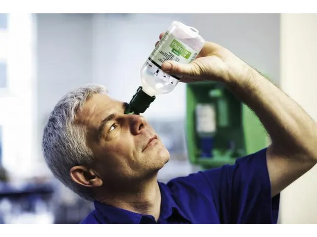 Poste lave-yeux 1x solution saline 1x solution ph neutre DIN EN 15154-