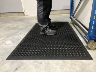 werkplekmat,mat,HxLxB 15x1500x900mm,natuurrubber,geperforeerd - 1
