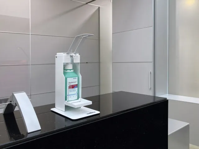 Distibuteur de gel mains de table avec levier