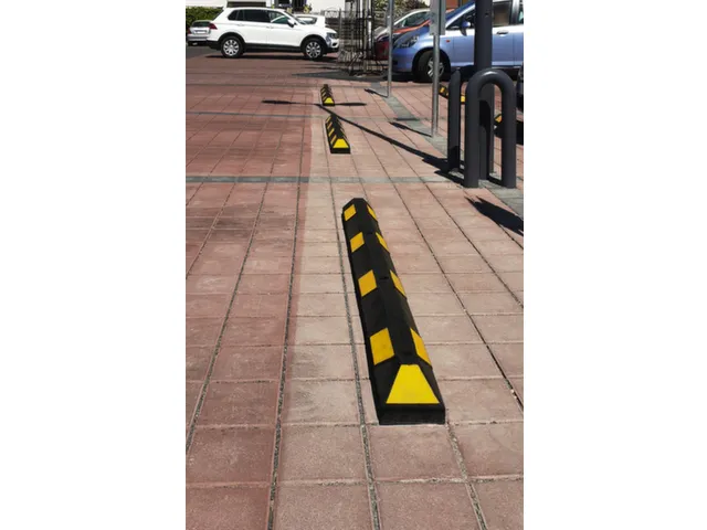 parkeerplaatsbegrenzing,B 900mm,recyclebaar rubber,zwart/geel