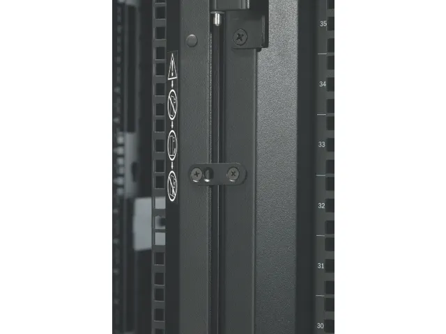 APC AR3100 NetShelter SX 42U 600mm(b) x 1070mm(d) 19 inch IT rack, beh