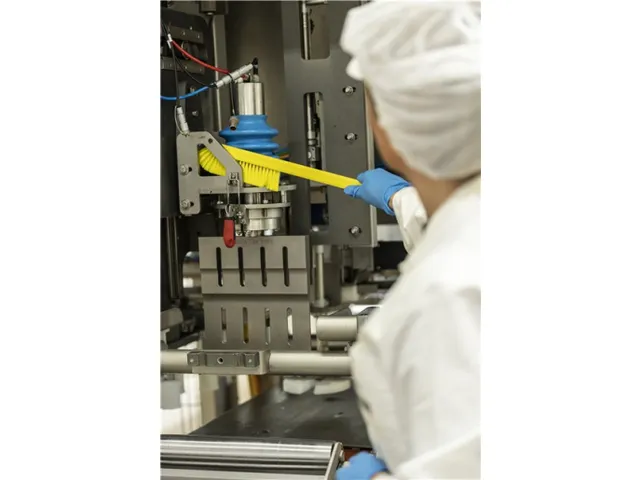 Vikan Hygiene precisieborstel lange steel 600mm medium vezels Geel