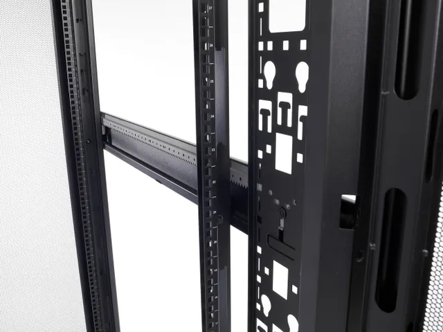 APC AR3100 NetShelter SX 42U 600mm(b) x 1070mm(d) 19 inch IT rack, beh