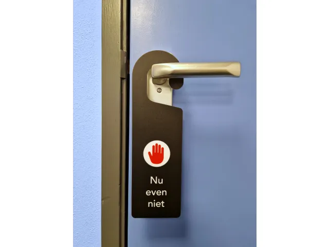 Kunststof deurhanger 250x75mm Voel je welkom - Nu even niet Zwart