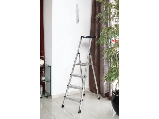 trapladder,eenzijdig,4treden,bordes m. antislip elementen,balk L 1,6m